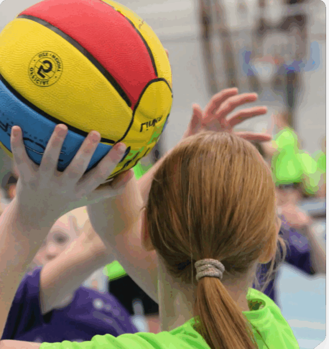 Kinderen spelen basketbal met Schoolsport