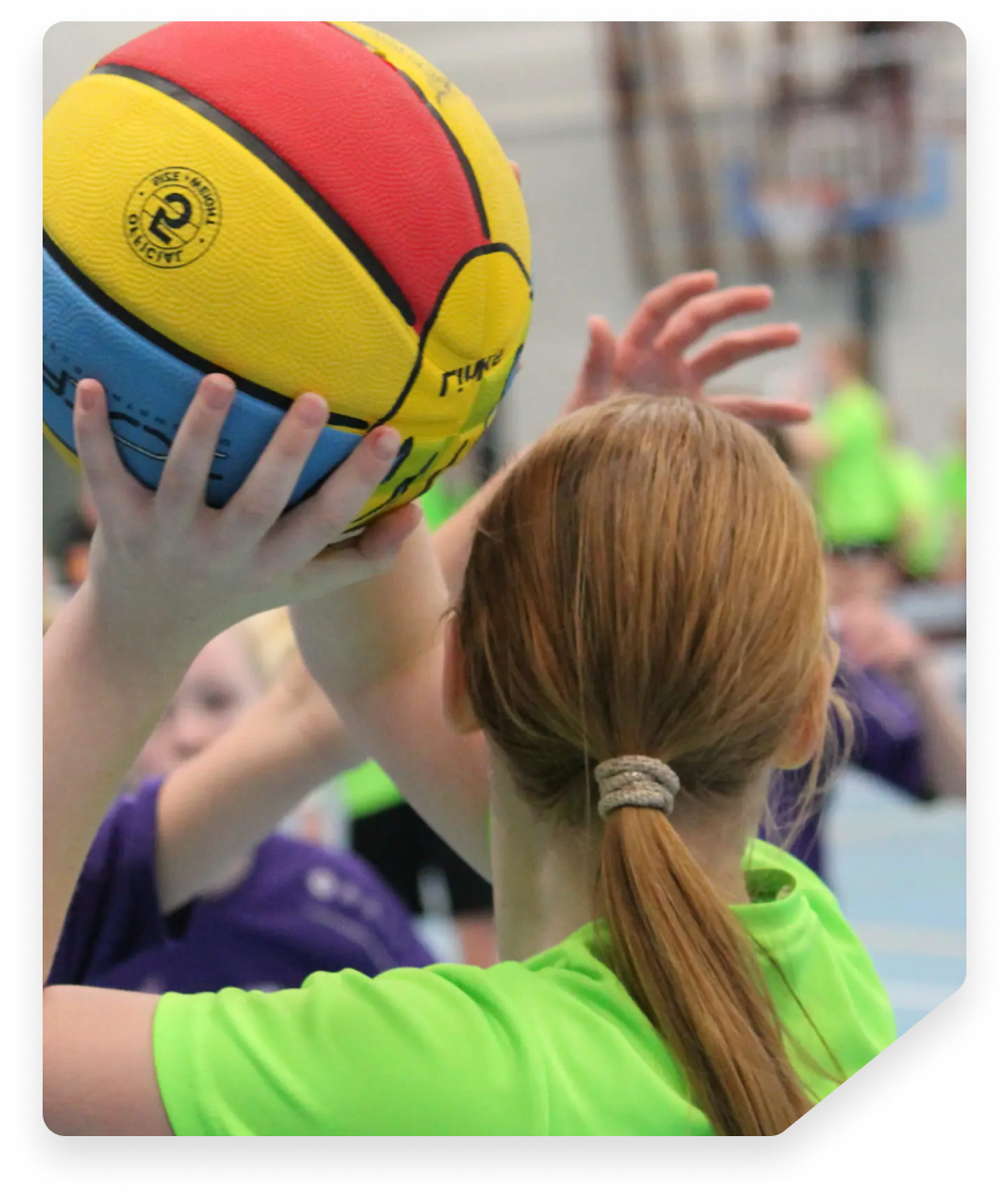 Kinderen spelen basketbal met Schoolsport