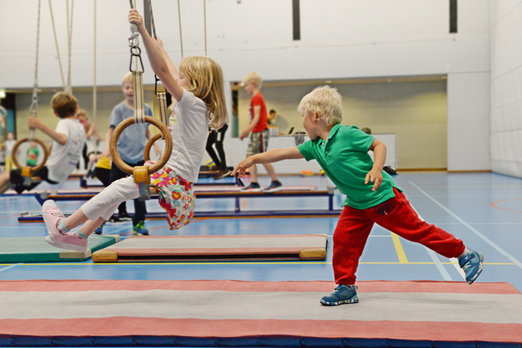 Kinderen doen aan sport in een gymzaal